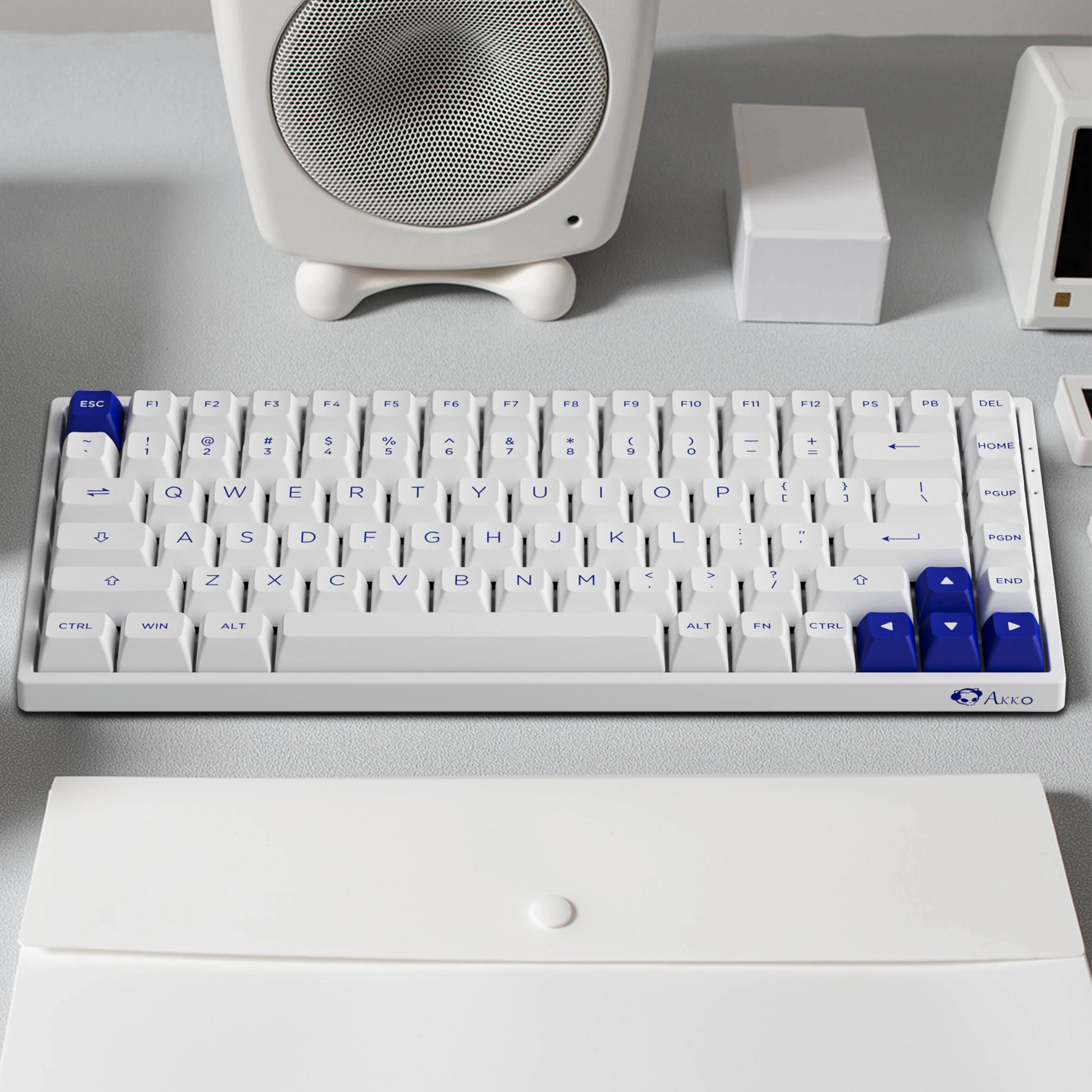 Blue on White 3084B Plus - Image 9